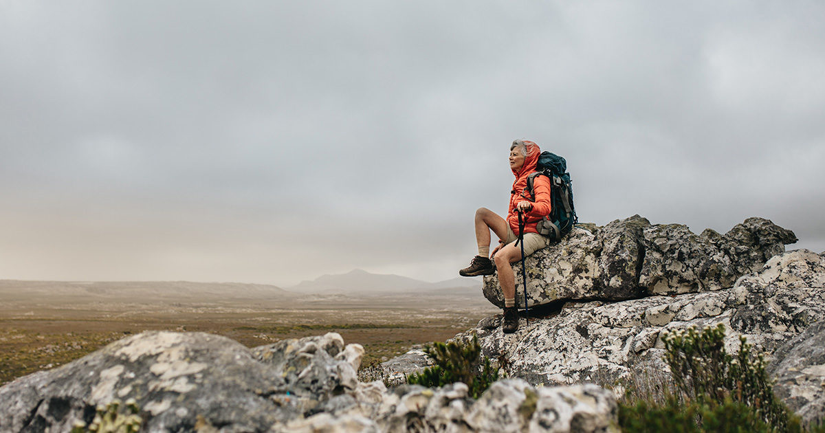 femme senior regardant l'horizonmarche en montagne paysage de toundra haut de montagne